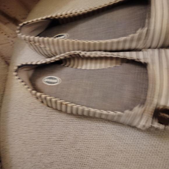 Dr Scholl's striped white and 💙 🔵 flats with button on top size 7.5 - Picture 2 of 5